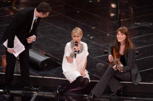 carla-bruni-canta-con-luciana-littizzetto