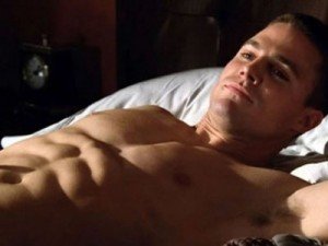 stepeh-amell-e-il-suo-fisico-eccezionale-in-arrow